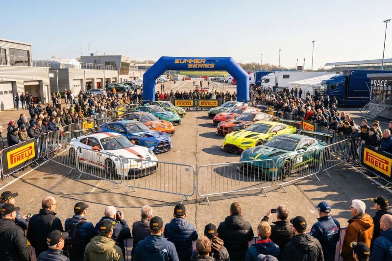 Im Fahrerlager der GT Summer Series wird eine 