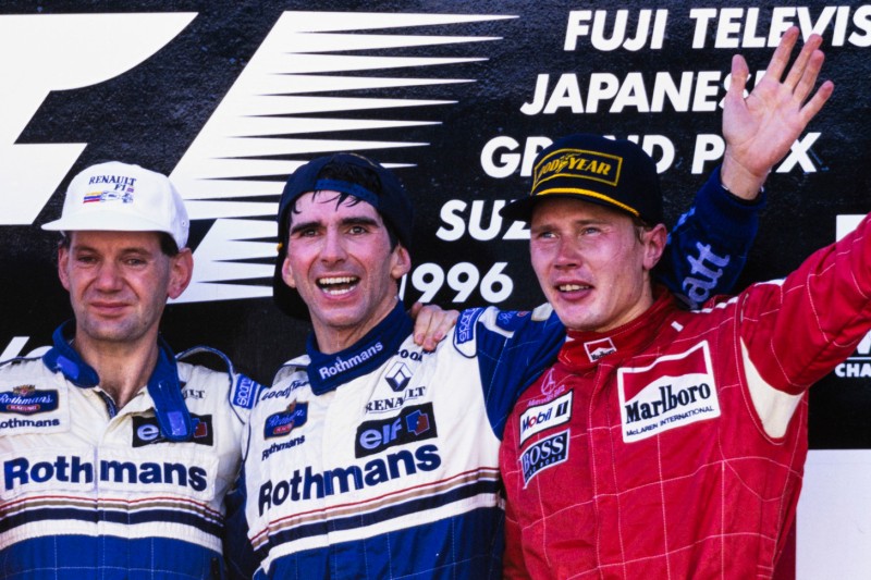 Adrian Newey, Damon Hill, Mika Häkkinen auf dem Podium in Suzuka 1996