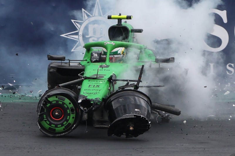 Gabriel Bortoleto (Sauber C45) verunfallt im Formel-1-Sprint von Brasilien 2025