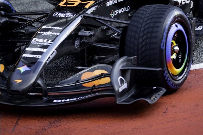 McLaren-Frontflügel mit ausgeprägtem waagrechten Luftleitblech an der Endplatte