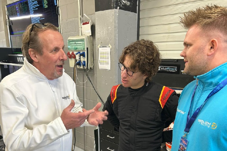 Wissenstransfer aus erster Hand: Der fünfmalige Le-Mans-Sieger Frank Biela coacht die Piloten der neuen GT Summer Series