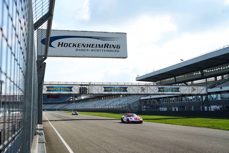 Rennwagen auf der Start-Ziel-Geraden unter dem Hockenheimring-Banner