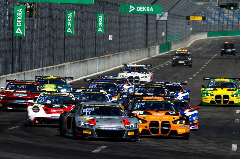Start des Sonntagsrennens im ADAC GT Masters 2026 auf dem Lausitzring