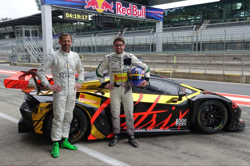 Gottfried Grasser und Gerhard Tweraser vor ihrem Lamborghini Huracan GT3 Evo 2