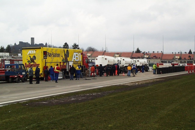 VLN, Boxengasse auf Start-/Zielgerade