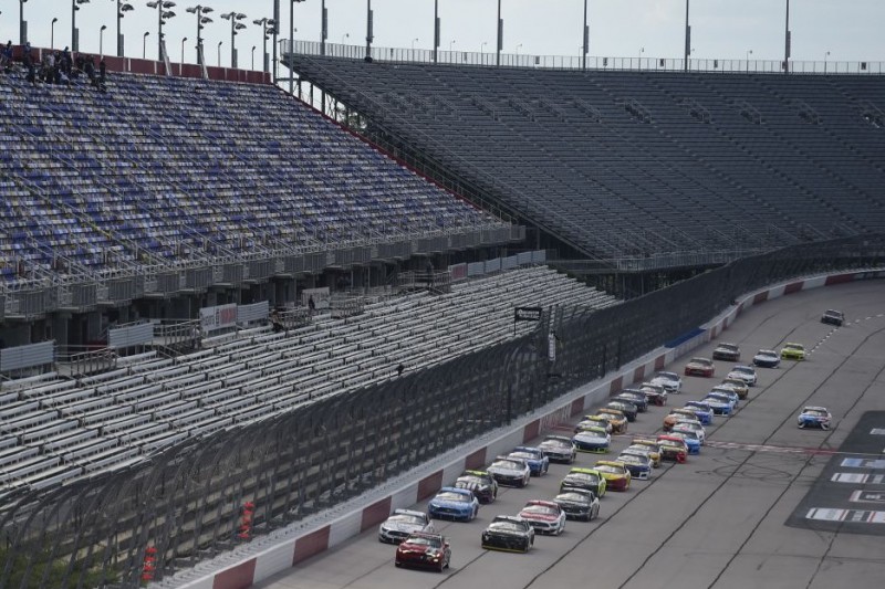 Pace-Laps auf dem Darlington Raceway vor leeren Tribünen