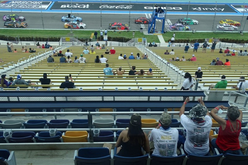 Ausgewählte Gäste auf der Tribüne des Homestead-Miami Speedway