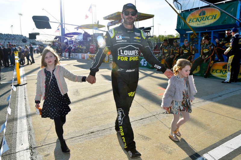 Jimmie Johnson mit seinen Töchtern Genevieve und Lydia