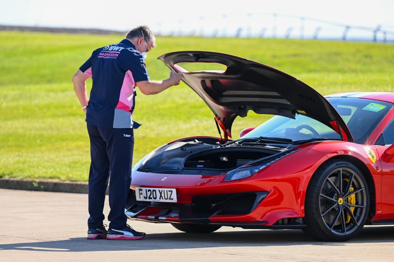 Otmar Szafnauer mit seinem Ferrari 488 Pista