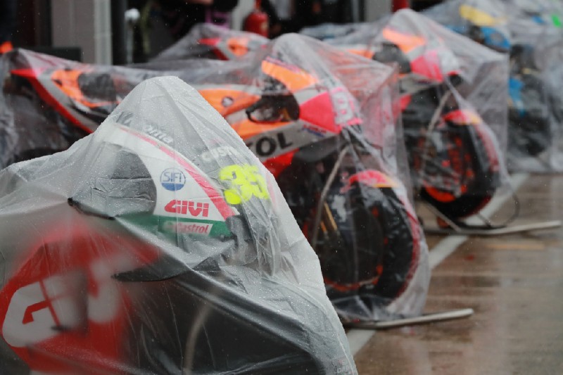 MotoGP-Bikes unter Regenplanen in Silverstone 2018