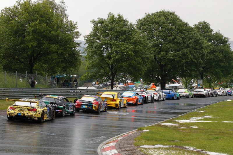 Fahrzeugschlange am Adernauer Forst der Nürburgring-Nordschleife