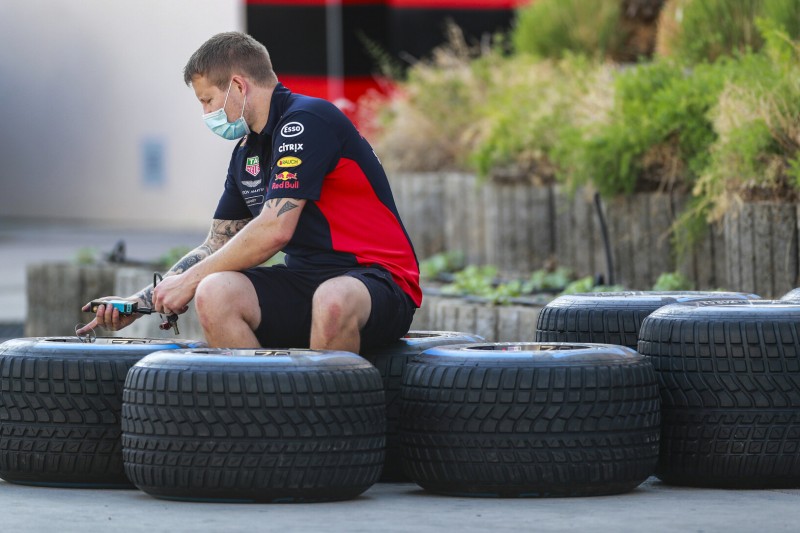Ein Red-Bull-Mitarbeiter misst den Reifendruck der Pirelli-Regenreifen