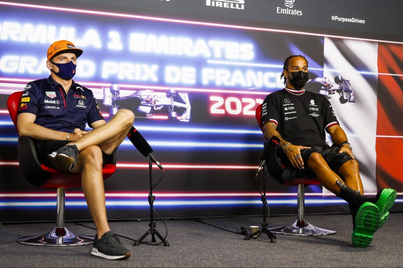 Max Verstappen und Lewis Hamilton in der FIA-Pressekonferenz vor dem Frankreich-Grand-Prix 2021 in Le Castellet