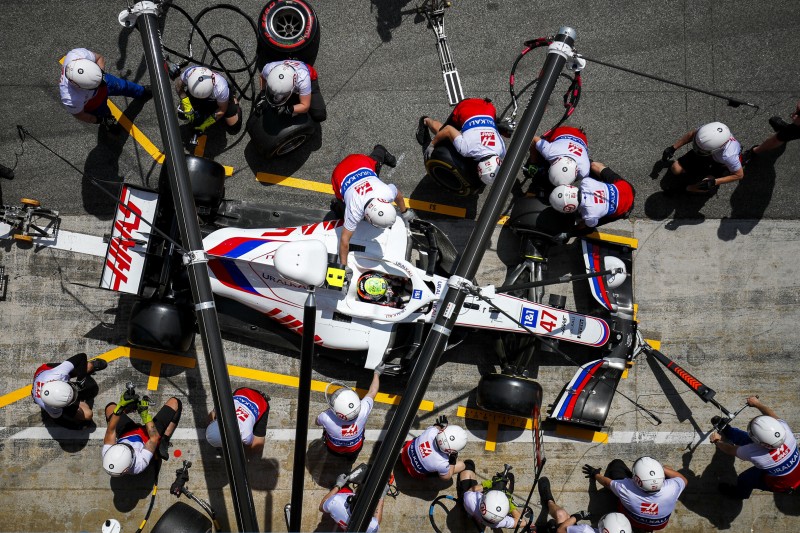 Mick Schumacher (Haas) beim Boxenstopp während des Formel-1-Rennens in Barcelona (Spanien)