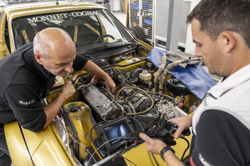 Der legendäre Porsche-Ingenieur Roland Kussmaul hilft bei der Wiederinbetriebnahme des 924 Carrera GTS Rallye