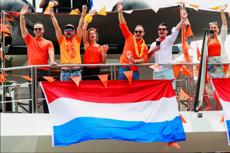 Fans mit Flagge der Niederlande