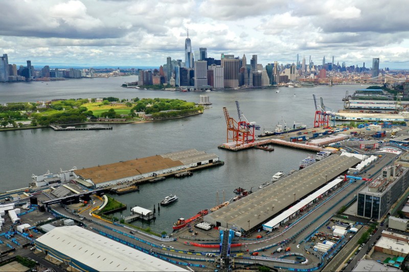 Brooklyn Street Circuit in New York mit Skyline von Manhattan im Hintergrund