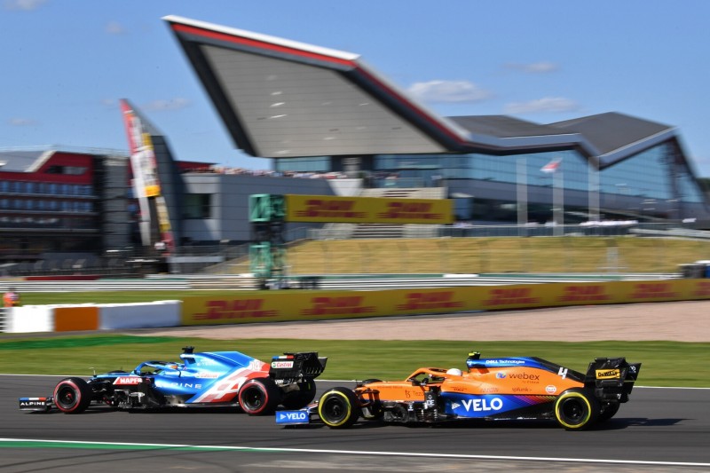 Fernando Alonso im Alpine A521 vor Lando Norris im McLaren MCL35M im Sprintqualifying der Formel 1 2021 beim Grand Prix von Großbritannien in Silverstone in England