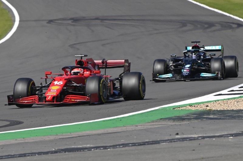 Charles Leclerc im Ferrari SF21 und Lewis Hamilton im Mercedes W12 im Grand Prix von Großbritannien der Formel 1 2021 in Silverstone in England