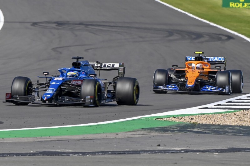 Fernando Alonso im Alpine A521 vor Lando Norris im McLaren MCL35M beim Grand Prix von Großbritannien der Formel 1 2021 in Silverstone in England