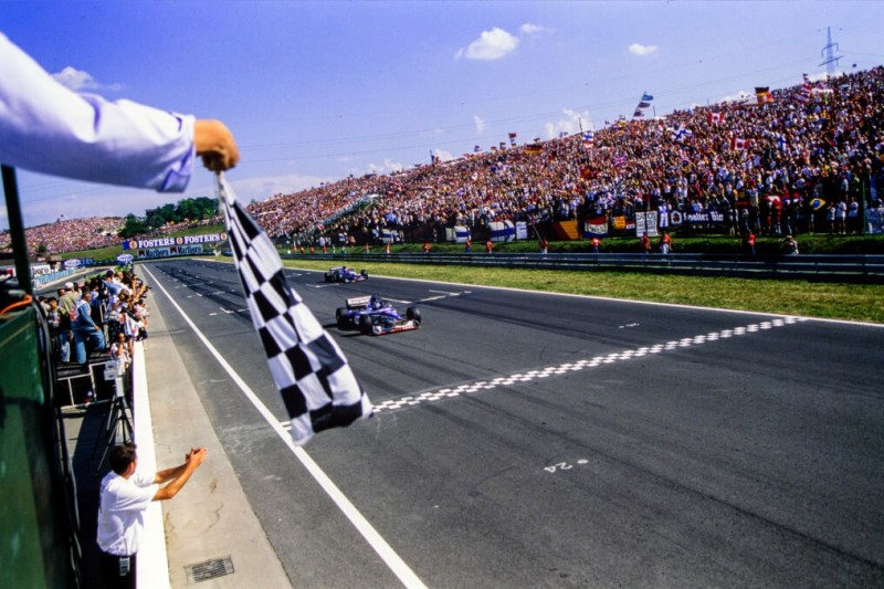 Damon Hill im Arrows A18 Yamaha wird beim Ungarn GP 1997 mit der schwarz-weiß-karierten Flagge abgewinkt und beendet so das Rennen auf der zweiten Position