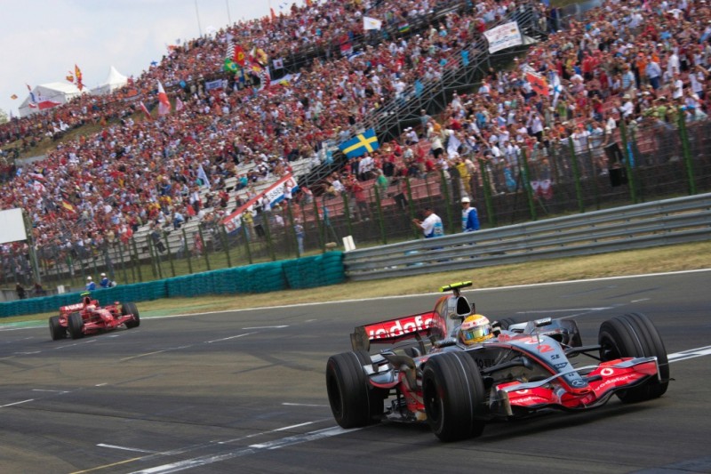 Lewis Hamilton gewinnt 2007 vor Kimi Räikkönen, im Hintergrund die vollen Tribünen der Kategorie "Gold"