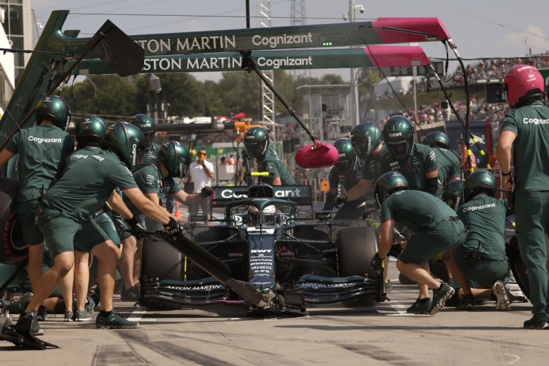 Sebastian Vettel im Aston Martin AMR21 beim Grand Prix von Ungarn der Formel 1 2021 am Hungaroring bei Budapest mit einem Übungsstopp im Freien Training