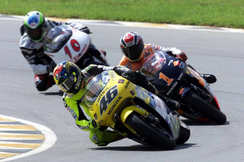 Valentino Rossi bei seinem 500er-Debüt in Welkom 2000 vor Alex Criville und Alex Barros