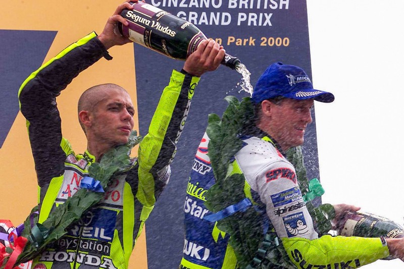 Valentino Rossi feiert seinen ersten 500er-Sieg in Donington 2000 mit Kenny Roberts jun.