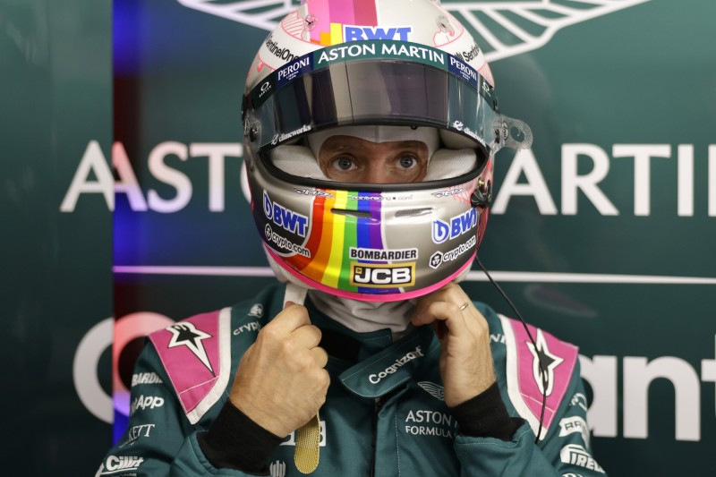 Sebastian Vettel mit Regenbogen-Farben auf seinem Helm beim Grand Prix von Ungarn der Formel 1 2021 in Budapest