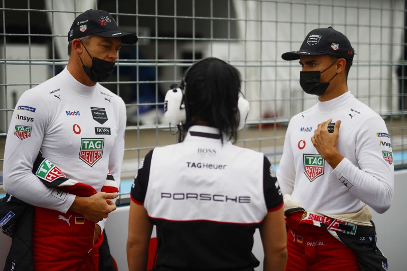 Andre Lotterer und Pascal Wehrlein im Gespräch an der Rennstrecke der Formel E