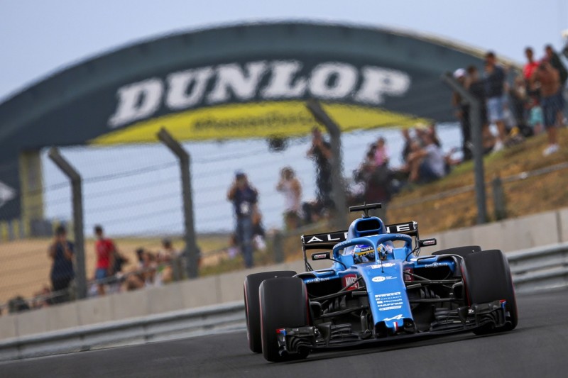 Fernando Alonso im Formel-1-Auto von Alpine bei einer Demorunde in Le Mans 2021