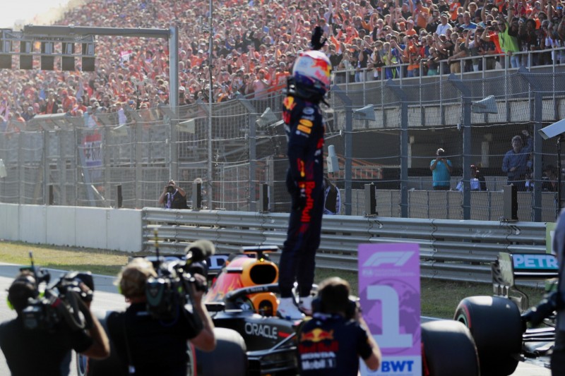 Max Verstappen von Red Bull grüßt die Fans in Zandvoort nach dem Qualifying zum Grand Prix der Niederlande der Formel 1 2021