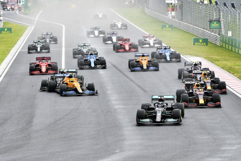 Start zum GP Ungarn 2021 auf dem Hungaroring bei Budapest: Lewis Hamilton, Mercedes F1 W12, führt