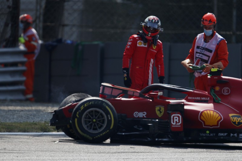 Ferrari-Fahrer Carlos Sainz begutachtet seinen SF21 nach dem Unfall in der Ascari-Schikane im Training zum Grand Prix von Italien der Formel 1 2021 in Monza