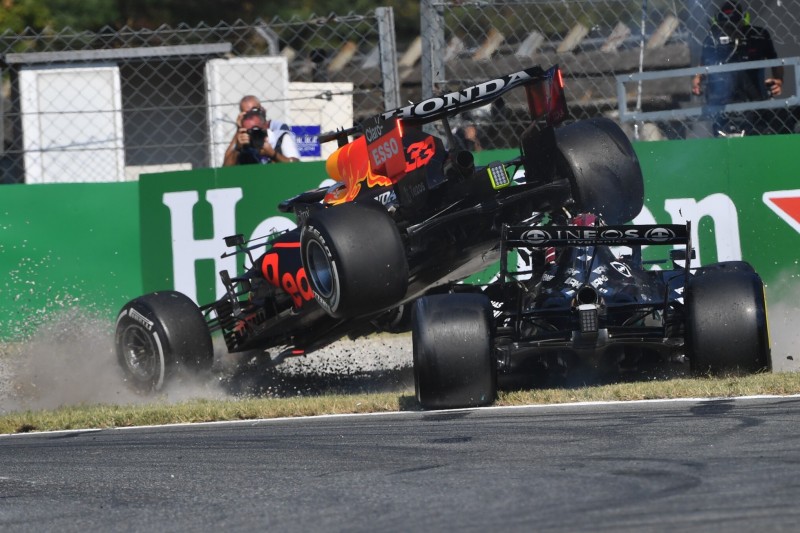 Der schwere Unfall von Max Verstappen im Red Bull RB16B und Lewis Hamilton im Mercedes W12 beim Grand Prix von Italien der Formel 1 2021 in Monza