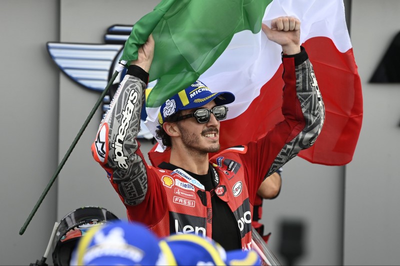 Francesco Bagnaia mit der italienischen Flagge nach seinem MotoGP-Sieg in Misano.