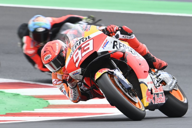 Marc Marquez fährt mit seiner Honda in Misano.