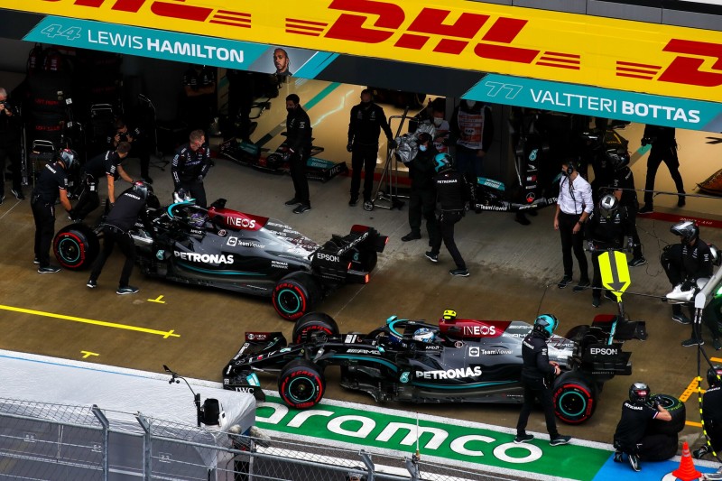 Lewis Hamilton und Valtteri Bottas vor der Mercedes-Box, nach dem Unfall von Hamilton im Formel-1-Qualifying zum Grand Prix von Russland in Sotschi