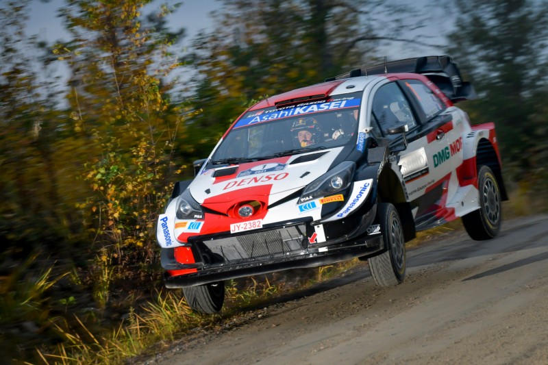 Sebastien Ogier springt bei der Rallye Finnland in seinem Toyota