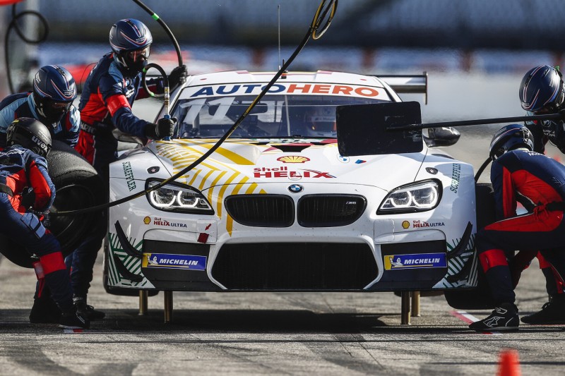 Marco Wittmann steht mit seinem BMW in der Box