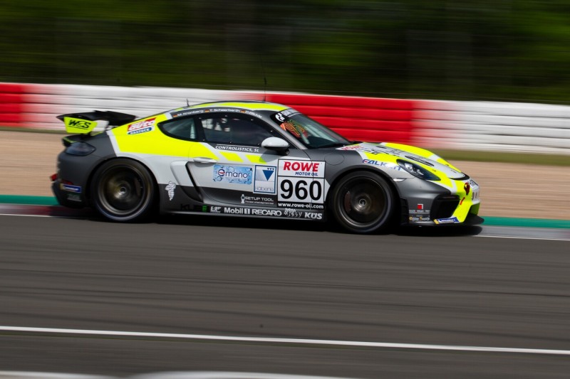 Daniel Blickle, Max Kronberg und Tim Scheerbarth auf ihrem Porsche 718 Cayman GT4 CS aus der KLasse Cup3 in der VLN/NLS 2021