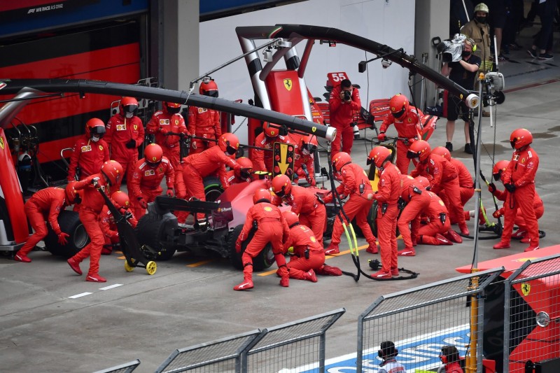 Carlos Sainz im Ferrari SF21 beim Boxenstopp im Formel-1-Rennen beim Grand Prix der Türkei 2021 in Istanbul