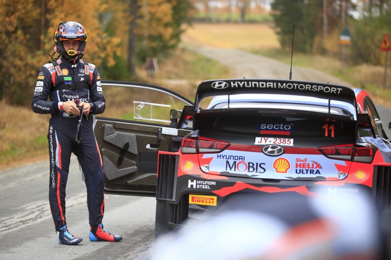 Thierry Neuville steht bei der Rallye Finnland 2021 neben seinem Hyundai i20 WRC