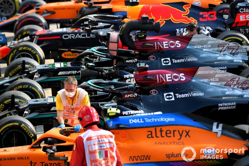 Formel-1-Autos im Parc Ferme