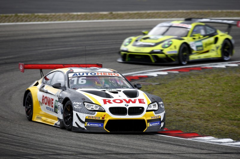 Timo Glock im BMW auf dem Nürburgring gefolgt von Michael Ammermüller im Porsche