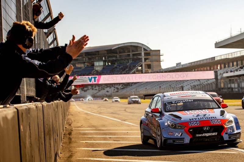 Luca Engstler im Hyundai i30 N TCR beim Rennen der TCR Germany in Hockenheim 2021