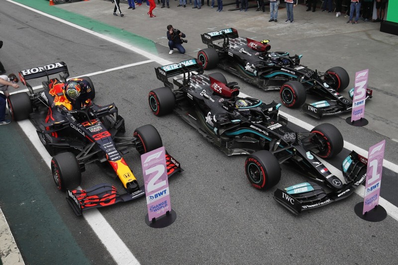 Der Red Bull von Max Verstappen und die Mercedes von Lewis Hamilton und Valtteri Bottas