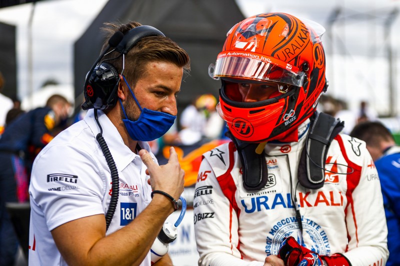 Nikita Masepin (Haas) mit einem Ingenieur vor dem Formel-1-Sprint in Brasilien