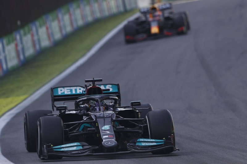 Lewis Hamilton im Mercedes W12 vor Max Verstappen im Red Bull RB16B im Formel-1-Rennen 2021 in Brasilien